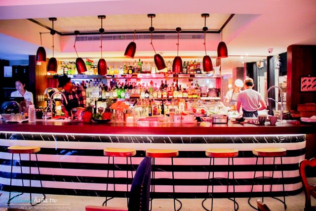 東區-時尚咖啡廳-CHLOECHN Cafe-Bar吧台很有設計感